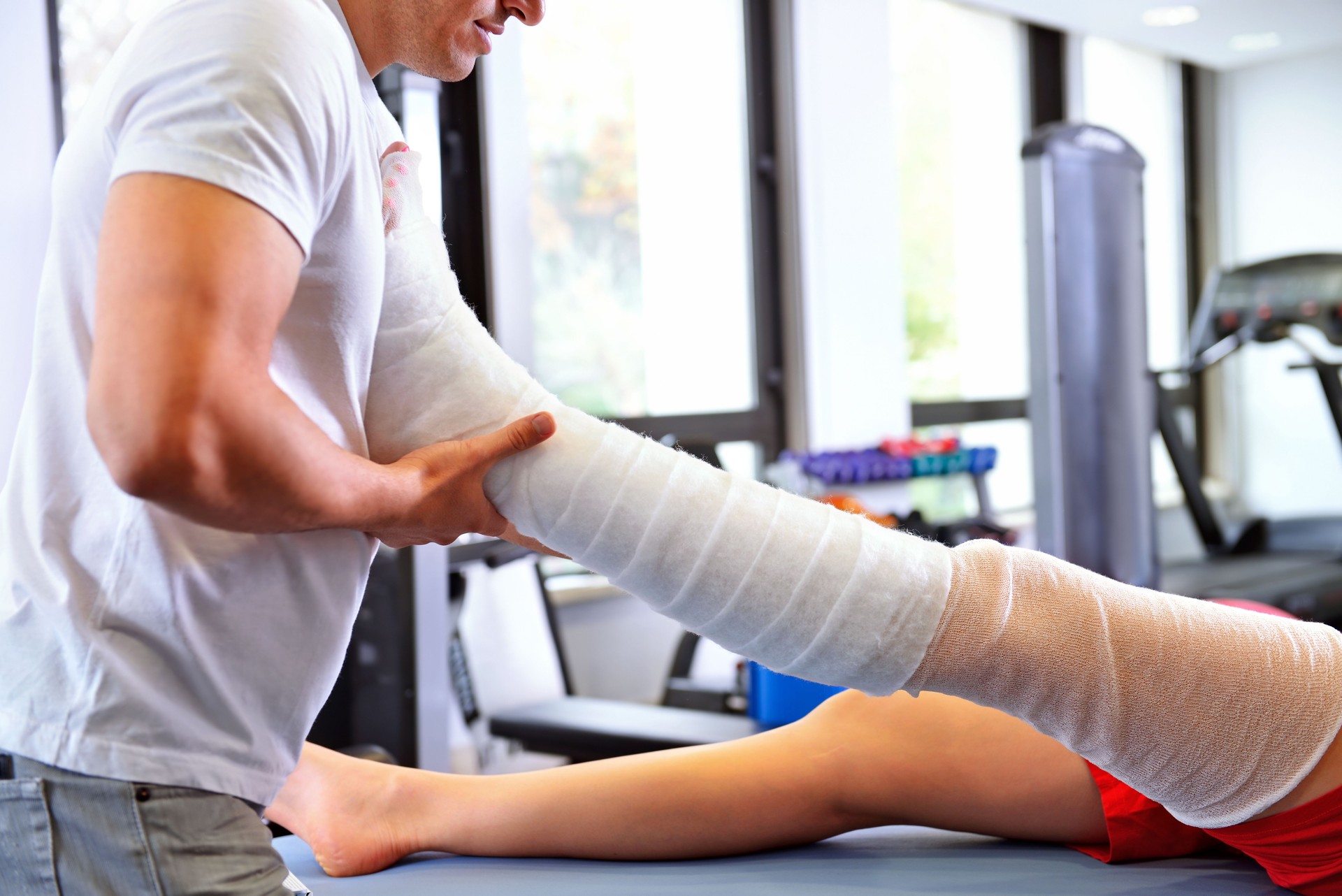 Physiotherapist applying lymphatic drainage